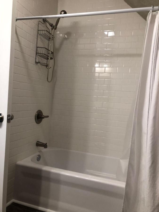 Spacious Rustic Downtown Market St 1 Bedroom Apt, Sleeps Up To 5, Steps To Honeywell & Eagles Theatre Wabash Exterior foto