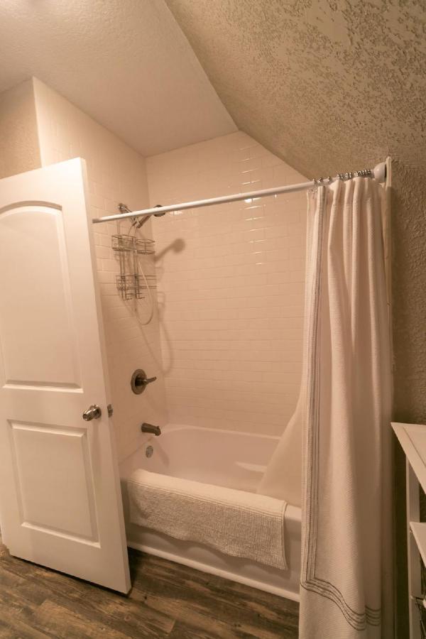 Spacious Rustic Downtown Market St 1 Bedroom Apt, Sleeps Up To 5, Steps To Honeywell & Eagles Theatre Wabash Exterior foto