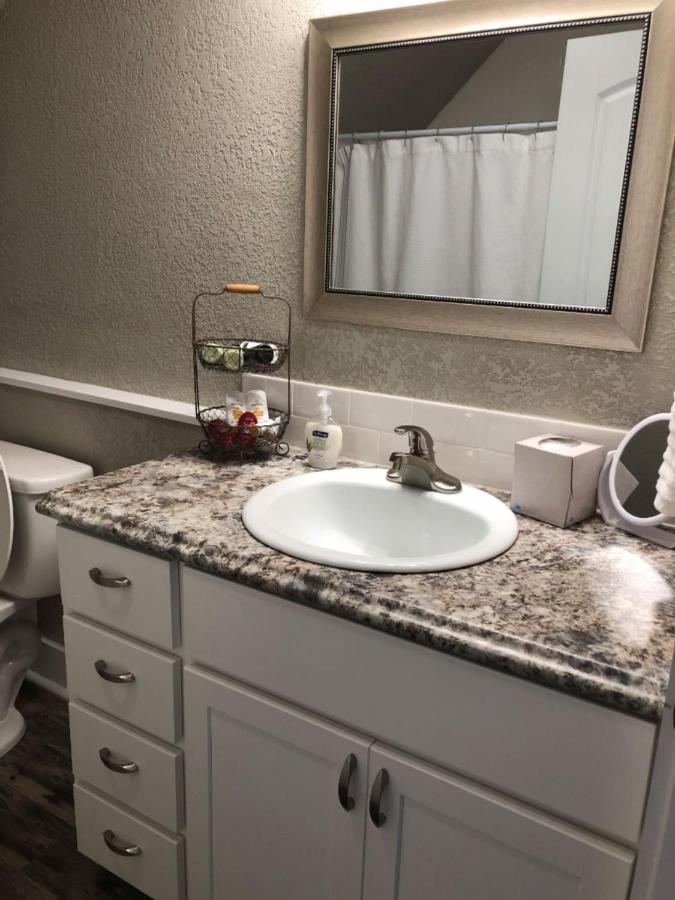 Spacious Rustic Downtown Market St 1 Bedroom Apt, Sleeps Up To 5, Steps To Honeywell & Eagles Theatre Wabash Exterior foto